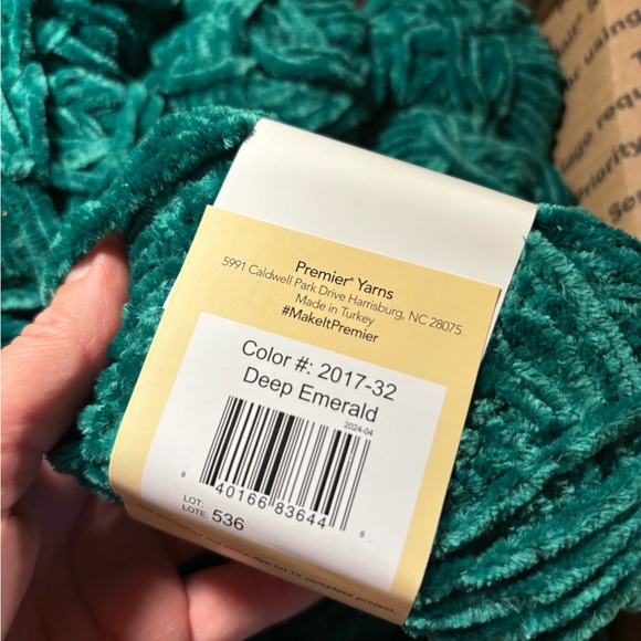 12 SKEINS - Picture 2 of 5